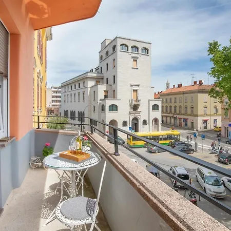 아파트 Polai Center 풀라